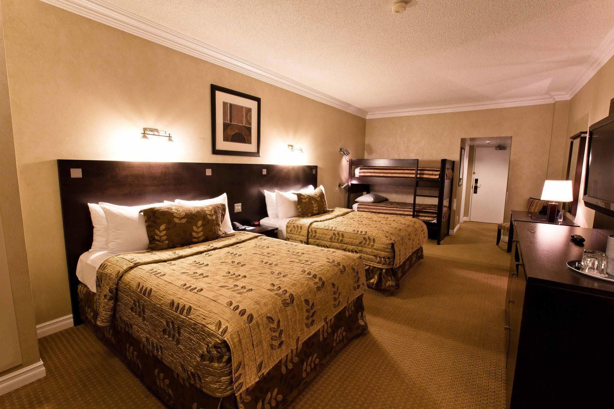 Fantasyland Hotel Edmonton Exterior foto